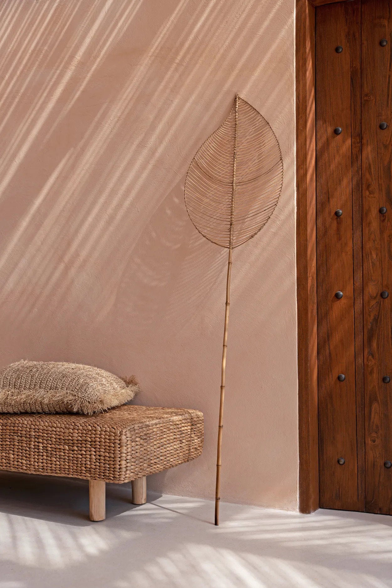Feuille décorative rotin ajourée sur tige bambou couleur naturelle – H120 cm