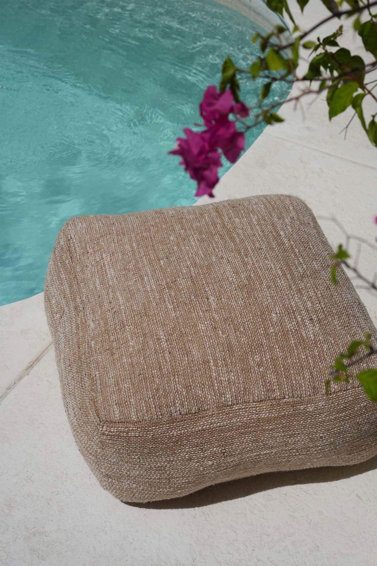 Pouf de sol carré en coton tissé beige sable coutures visibles – 60x60 cm