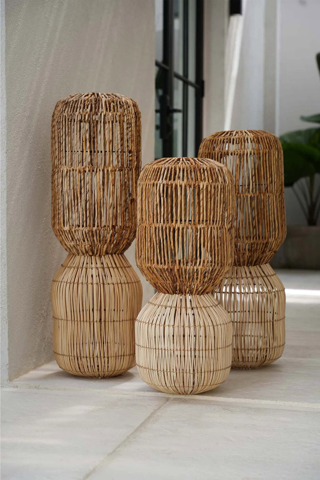 Lampe à poser en fibres naturelles tressées forme sculpturale – H80 cm