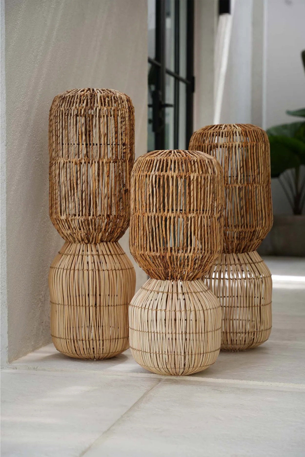 Lampe à poser en fibres naturelles tressées forme sculpturale – H80 cm