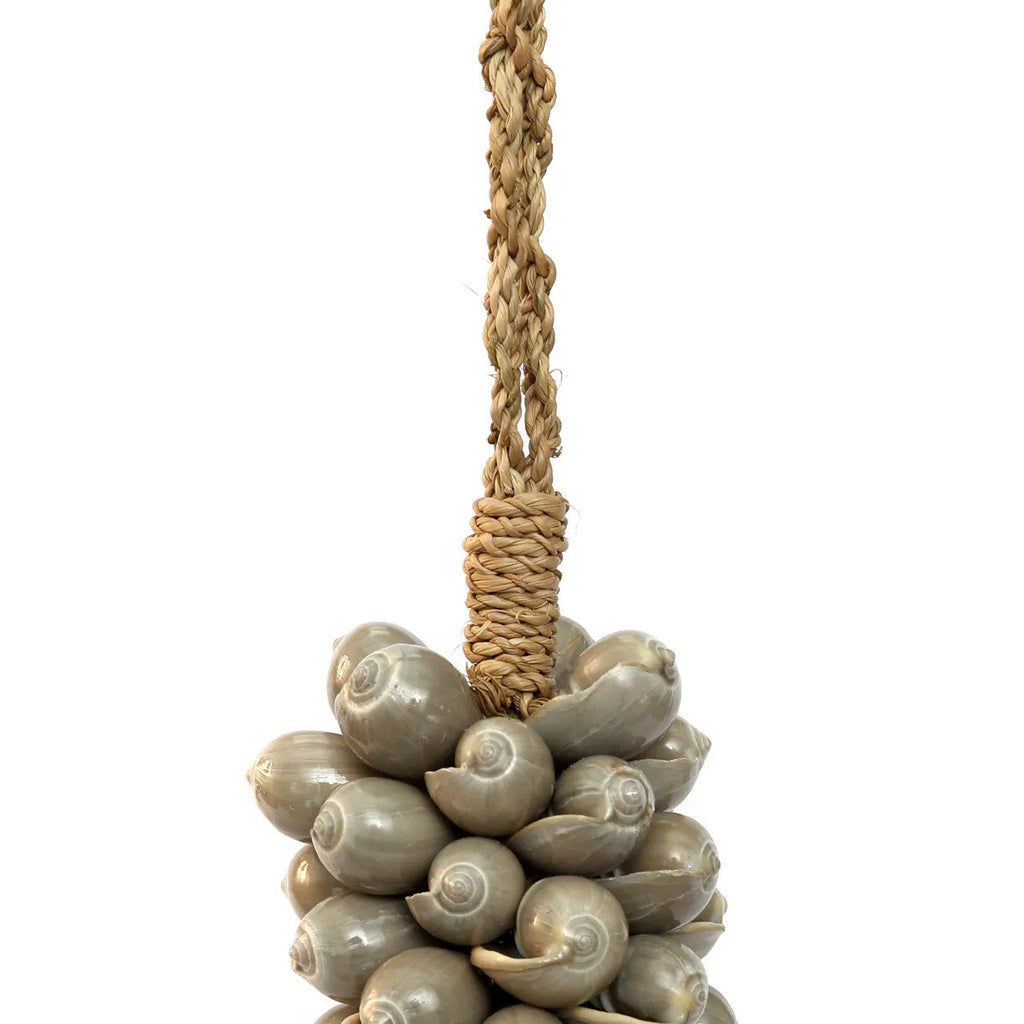 Pompon mural en coquillages et coton gris perle