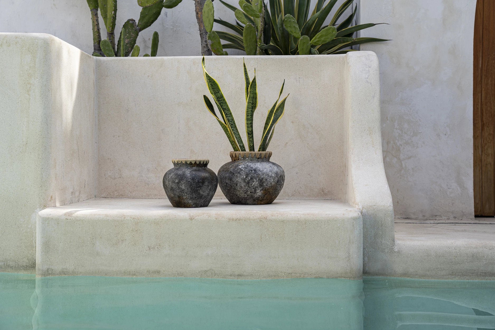 Vase décoratif en terre cuite grisée col tressé en raphia – H23 cm