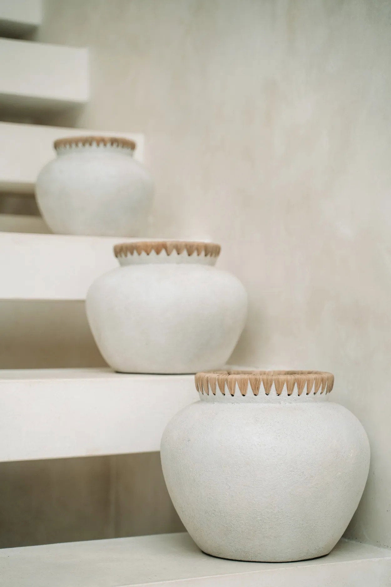 Vase rond en terre cuite finition pierre col en raphia beige naturel – H27 cm