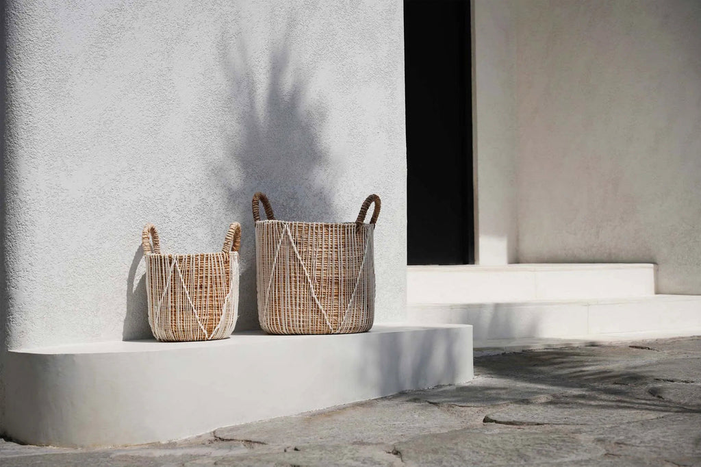 Panier en seagrass tressé naturel avec lacets blancs et anses – Ø40 cm