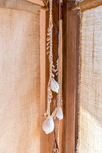 Collier décoratif coquillages cauris blancs en corde tressée suspendue