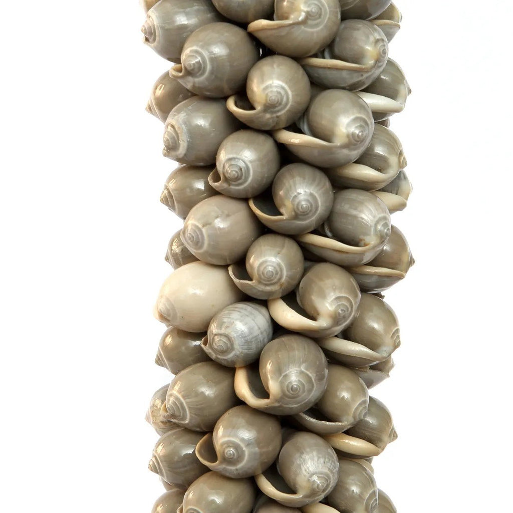 Pompon mural en coquillages et coton gris perle