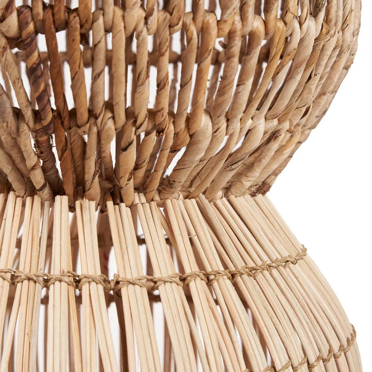 Lampe à poser en fibres naturelles tressées forme sculpturale – H80 cm