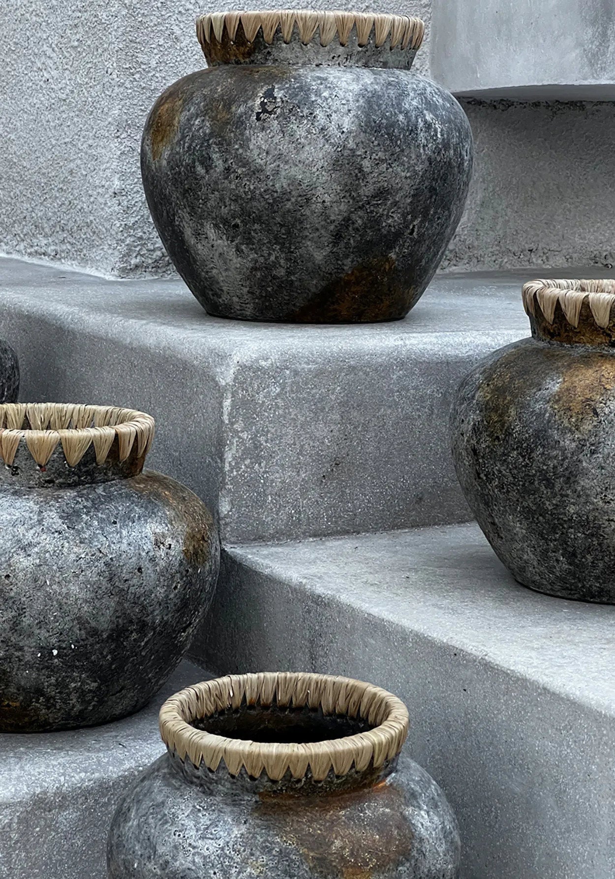 Vase décoratif en terre cuite grisée col tressé en raphia – H23 cm