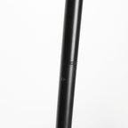 Lampadaire en métal noir avec abat-jour en rotin tressé naturel – H190 cm