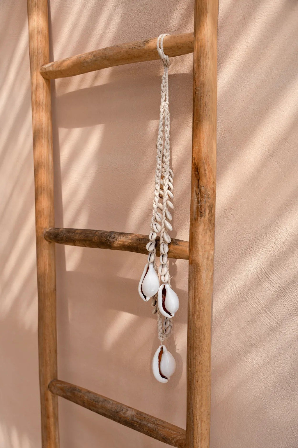 Collier décoratif coquillages cauris blancs en corde tressée suspendue
