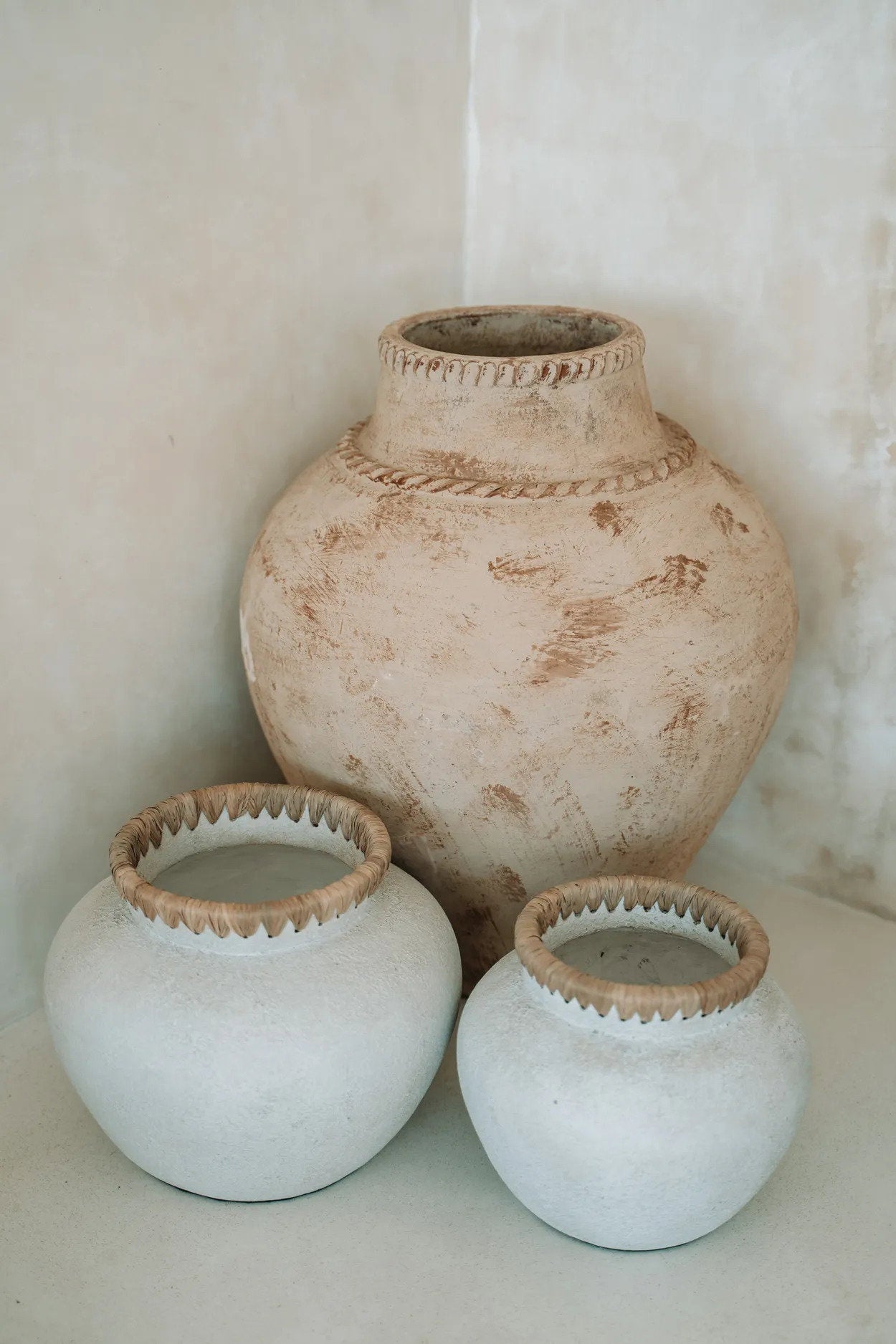 Vase rond en terre cuite finition pierre col en raphia beige naturel – H27 cm