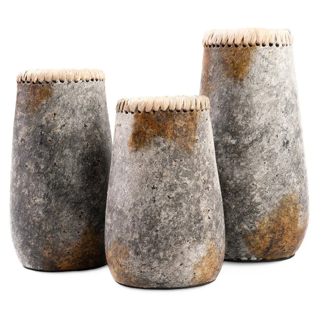 Vase décoratif en terracotta gris patiné col tressé – H22 cm