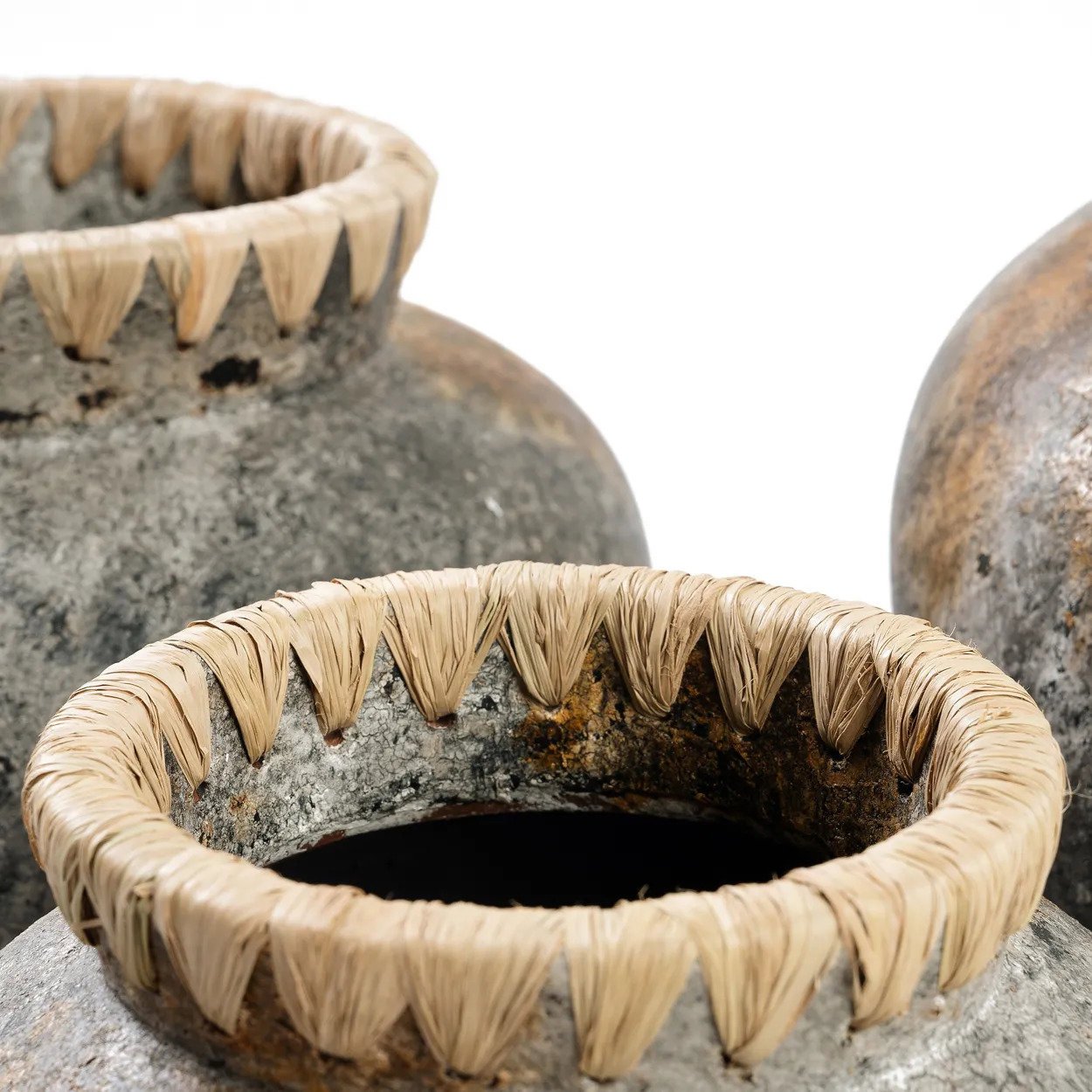 Vase décoratif en terre cuite grisée col tressé en raphia – H23 cm