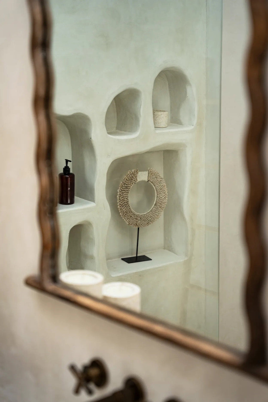 Disque décoratif en coquillages blancs sur socle métal noir – H45 cm