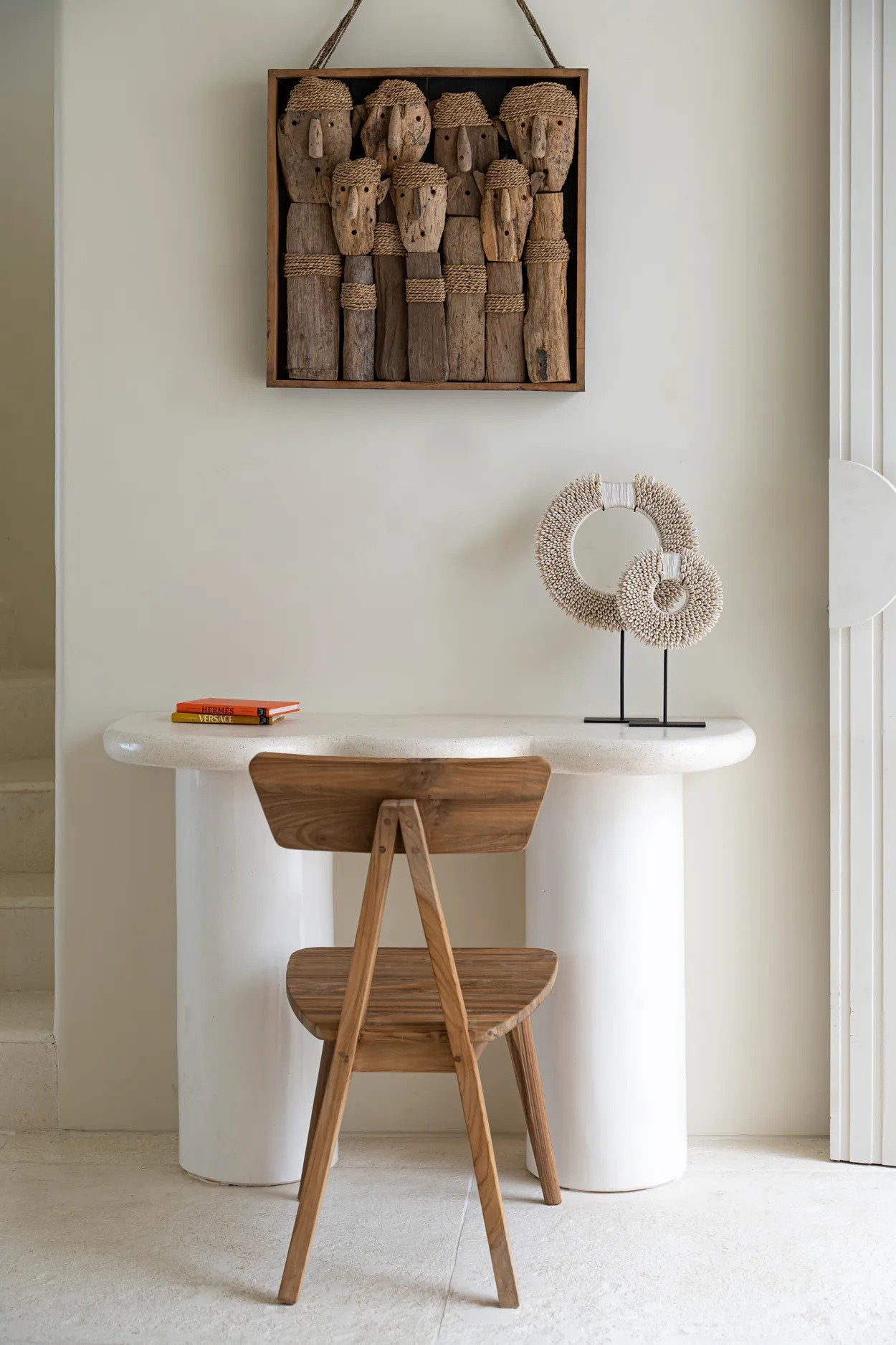 Disque décoratif en coquillages blancs sur socle métal noir – H45 cm