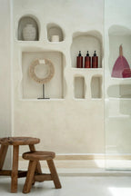 Disque décoratif en coquillages blancs sur socle métal noir – H45 cm