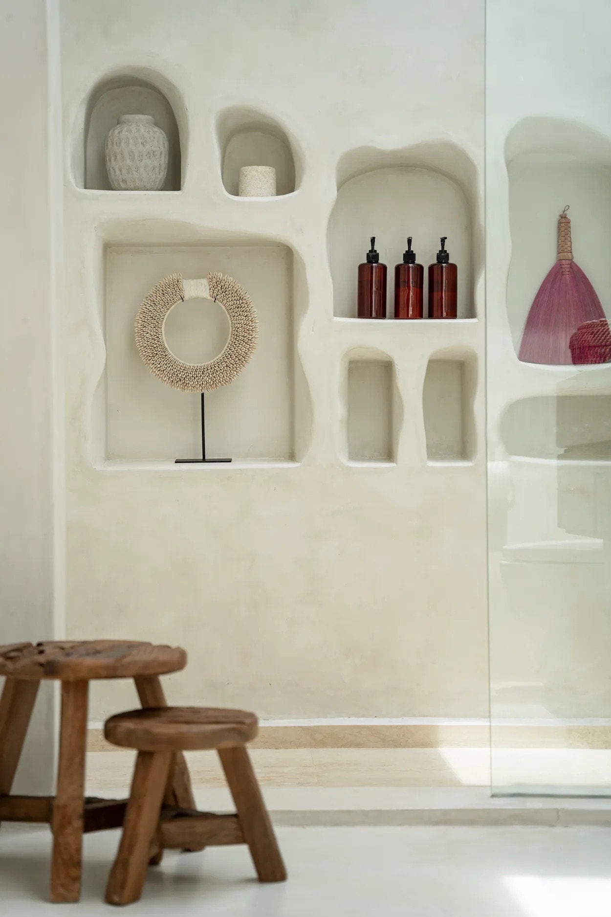 Disque décoratif en coquillages blancs sur socle métal noir – H45 cm