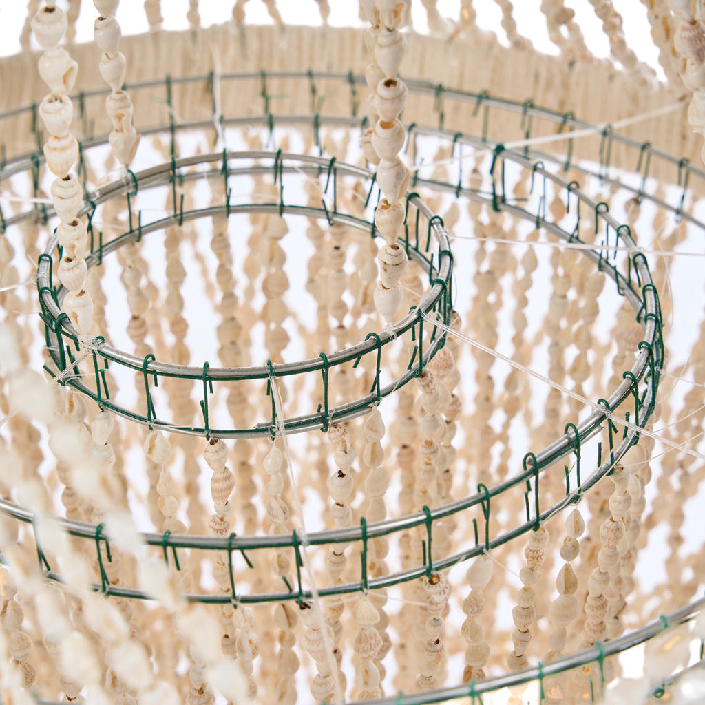 Suspension en coquillages beige en cascade pour salon – H85 cm