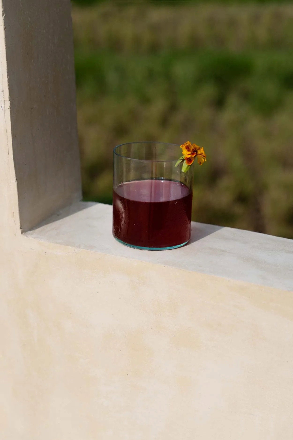 Gobelet en verre recyclé vert d’eau forme organique artisanale