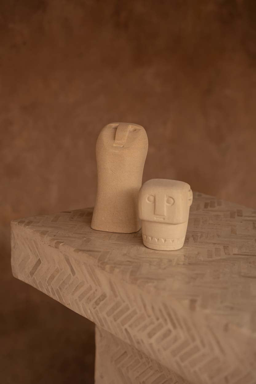 Figurine décorative en grès sculpté – Visage beige