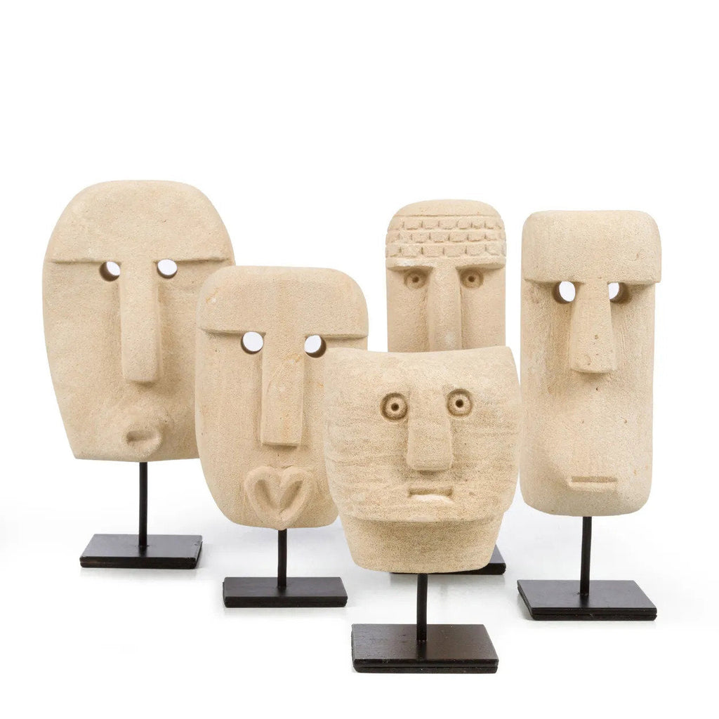 Statue décorative visage stylisé en grès beige sur socle