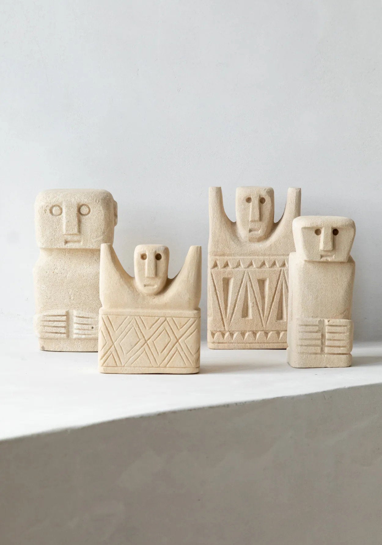 Statue décorative en grès – Silhouette anthropomorphe – H12 cm