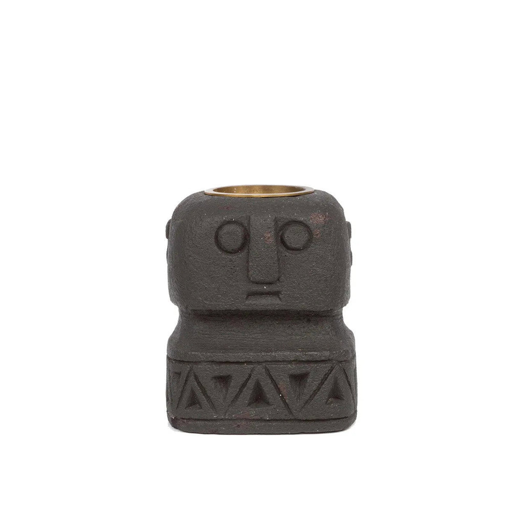 Porte-bougie totem en grès noir sculpté avec motifs géométriques