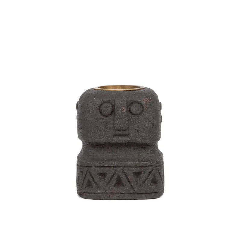 Porte-bougie totem en grès noir sculpté avec motifs géométriques