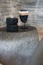 Porte-bougie totem en grès noir sculpté avec motifs géométriques