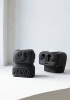 Porte-bougie totem en grès noir sculpté avec motifs géométriques