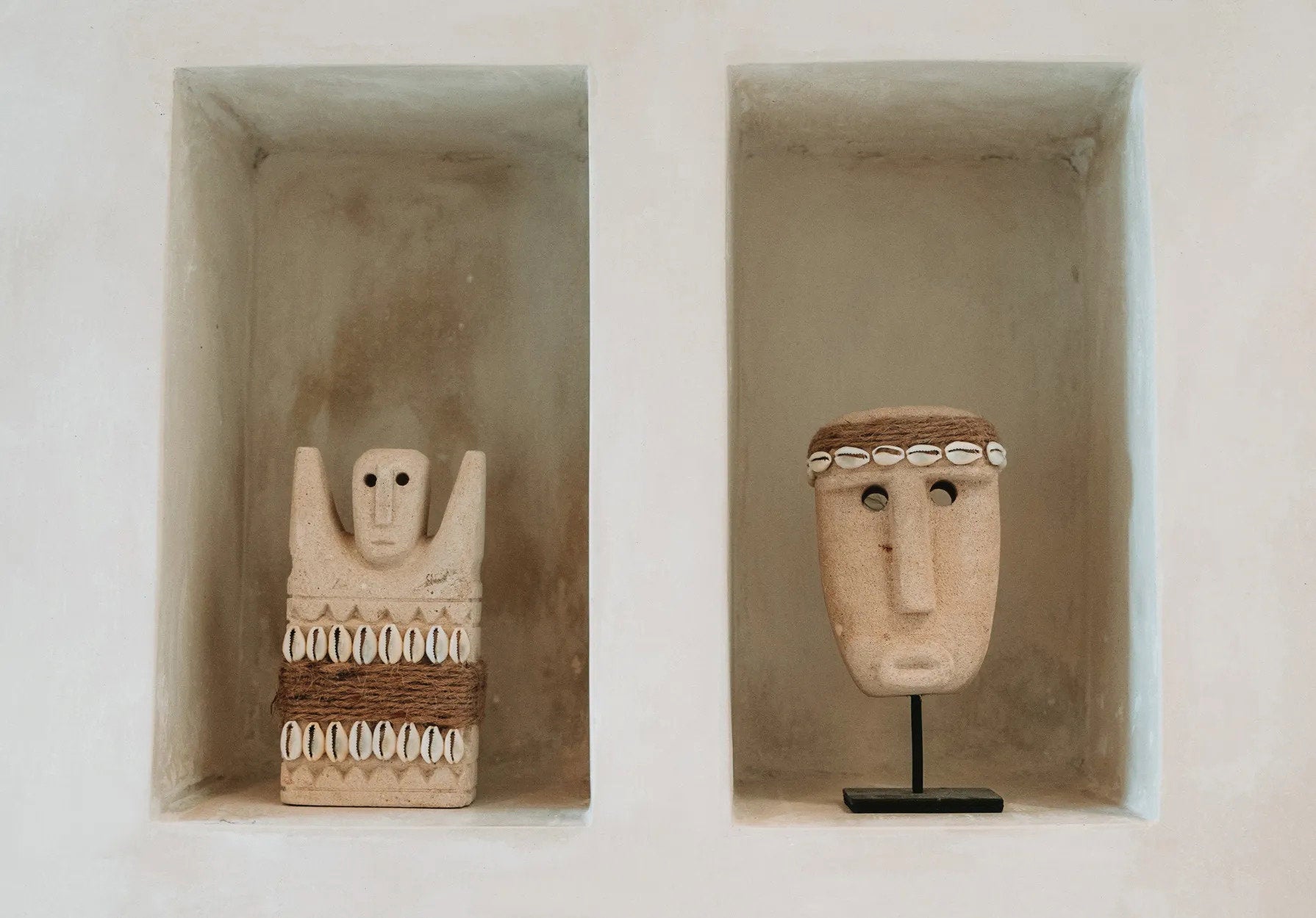 Statuette pierre de Sumba en grès beige motif coquillages