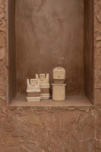 Statuette pierre de Sumba en grès beige motif coquillages