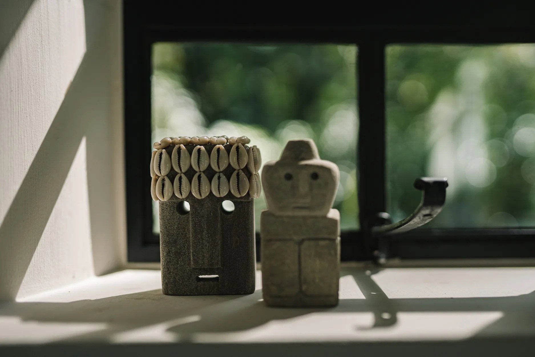 Statue décorative en grès visage coquillages – 11x7 cm