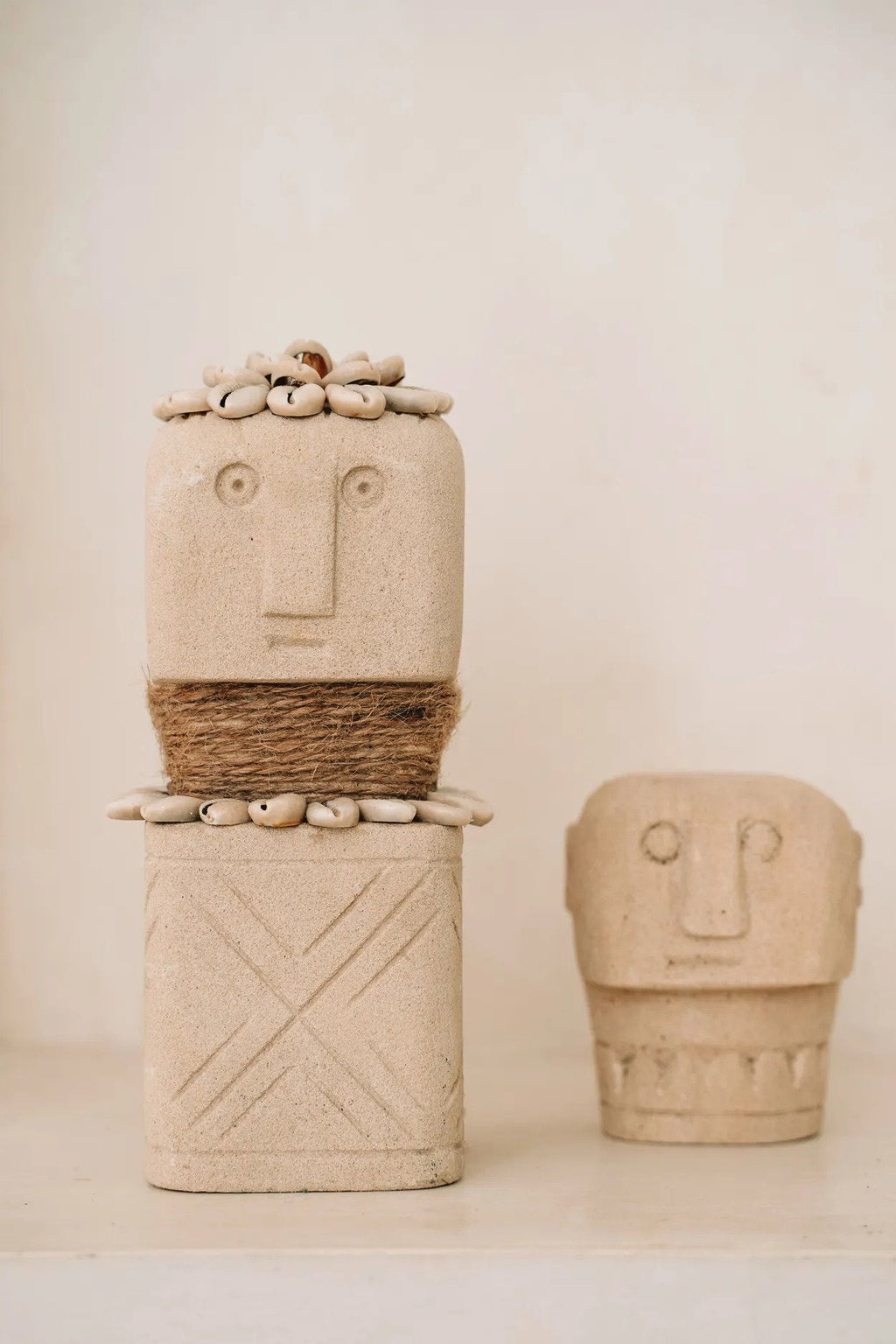 Statue en grès cylindrique – Coquillages sculptés – H20 cm