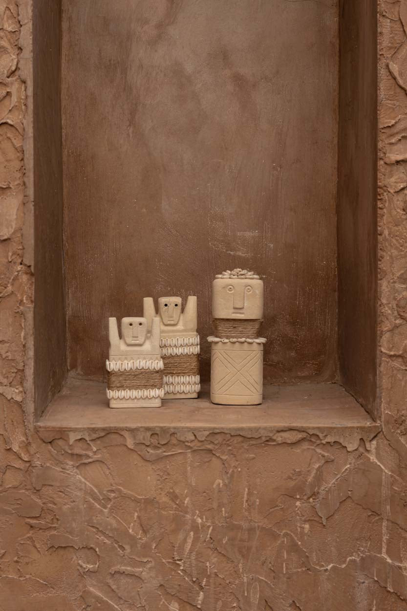 Statue en grès cylindrique – Coquillages sculptés – H20 cm