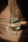 Dessous de verre rond en herbe marine et coquillages Ø12 cm