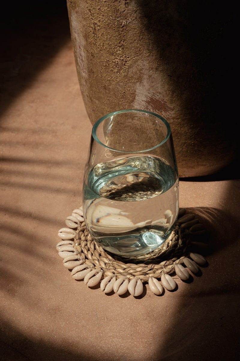 Dessous de verre rond en herbe marine et coquillages Ø12 cm