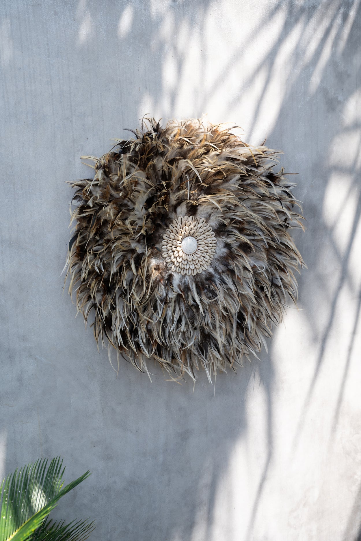 Juju hat murale rond en plumes marron beige et coquillages – Ø50 cm