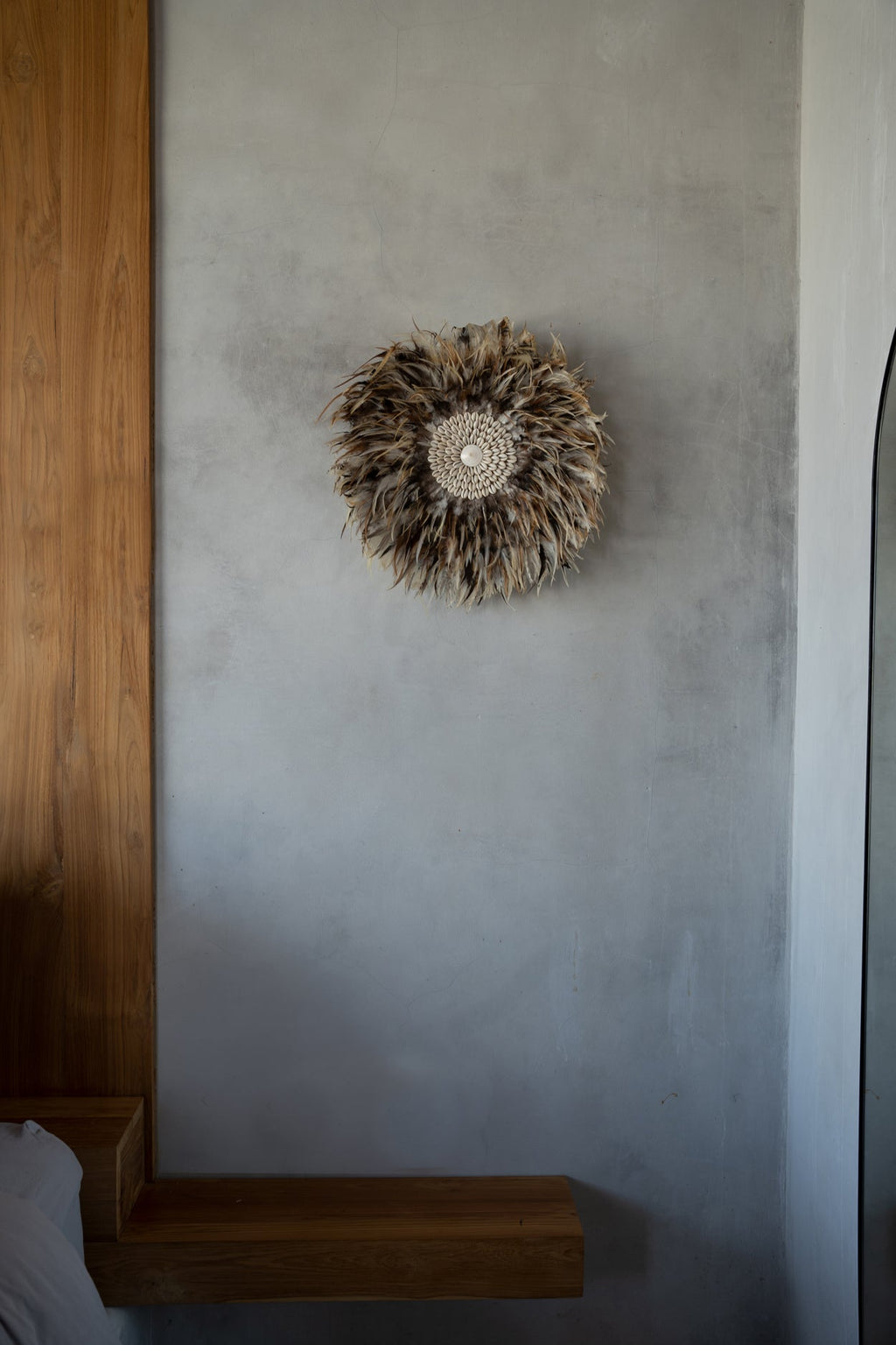 Juju hat murale rond en plumes marron beige et coquillages – Ø50 cm