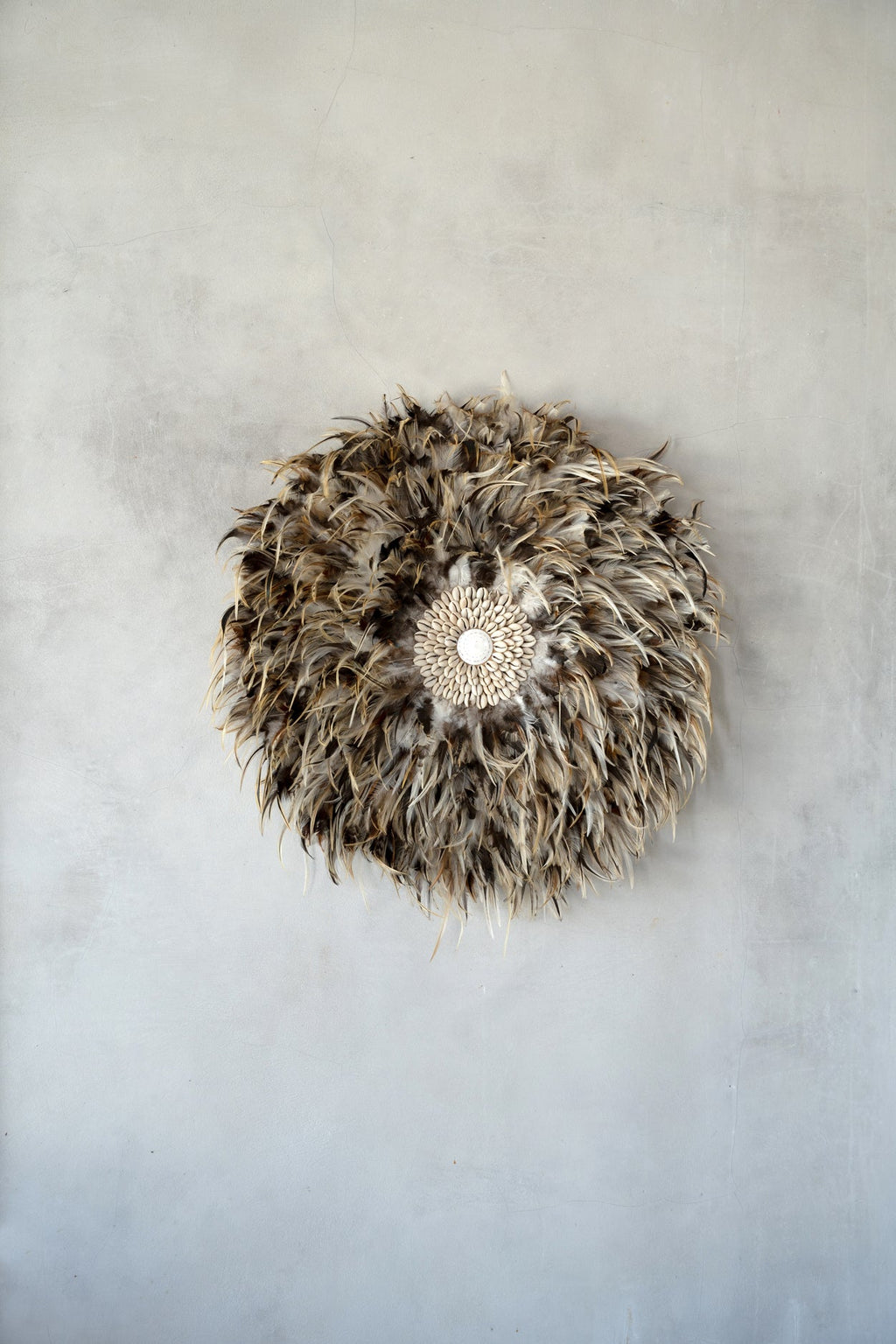 Juju hat murale rond en plumes marron beige et coquillages – Ø50 cm