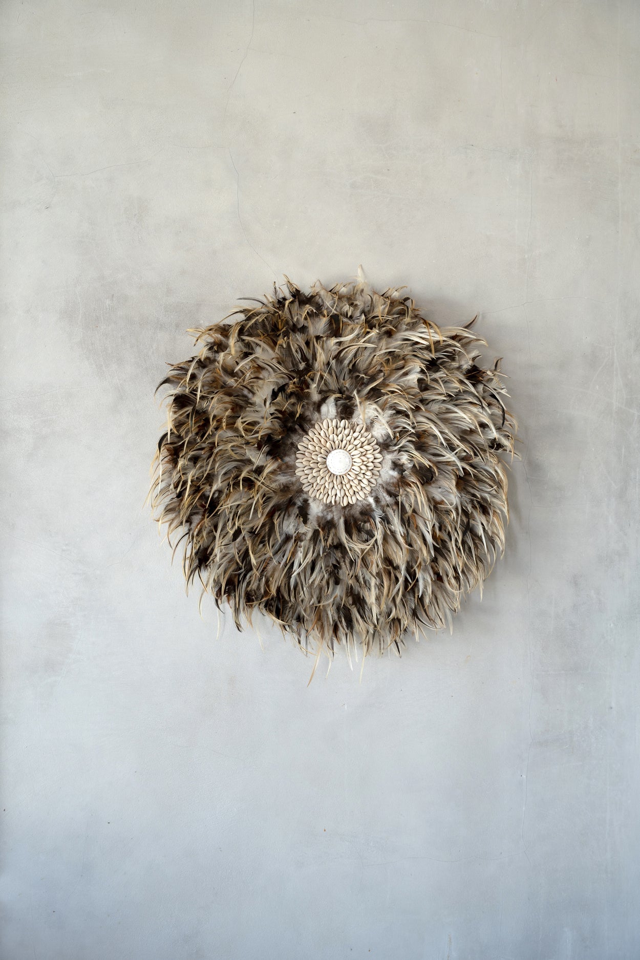 Juju hat murale rond en plumes marron beige et coquillages – Ø50 cm