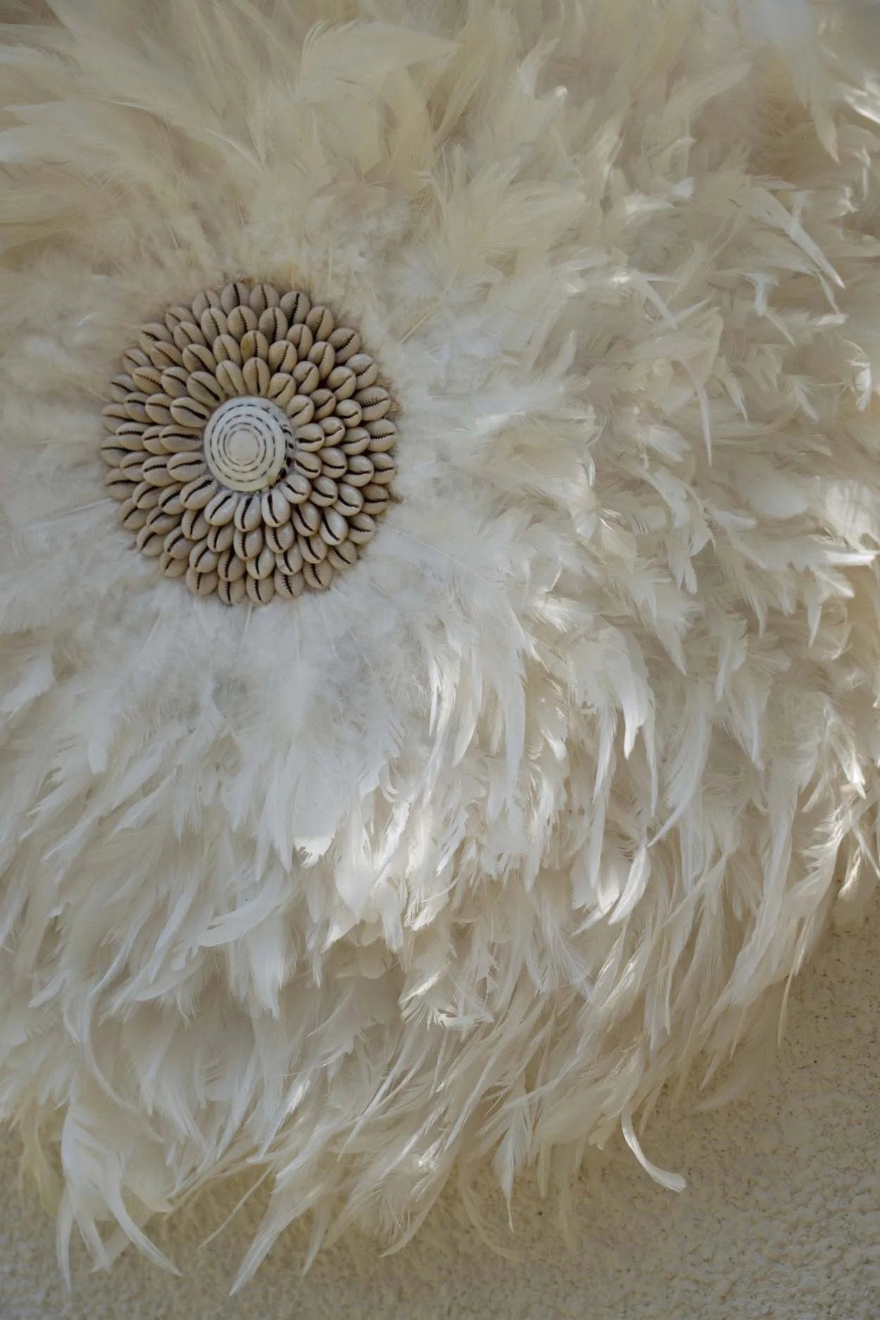 Décoration murale ronde en plumes blanches avec coquillages artisanaux – Ø60 cm