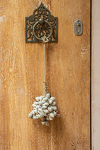 Suspension en coquillages beige – Pompon artisanal