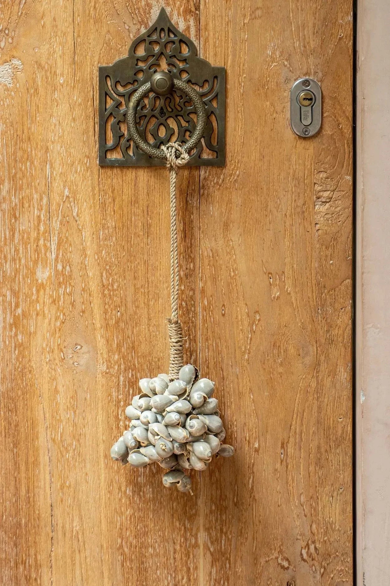 Suspension en coquillages beige – Pompon artisanal