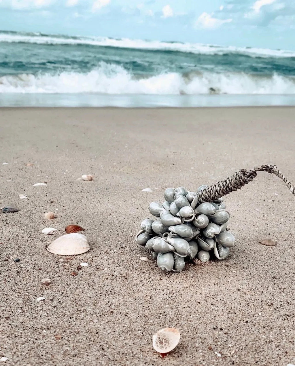 Suspension en coquillages beige – Pompon artisanal