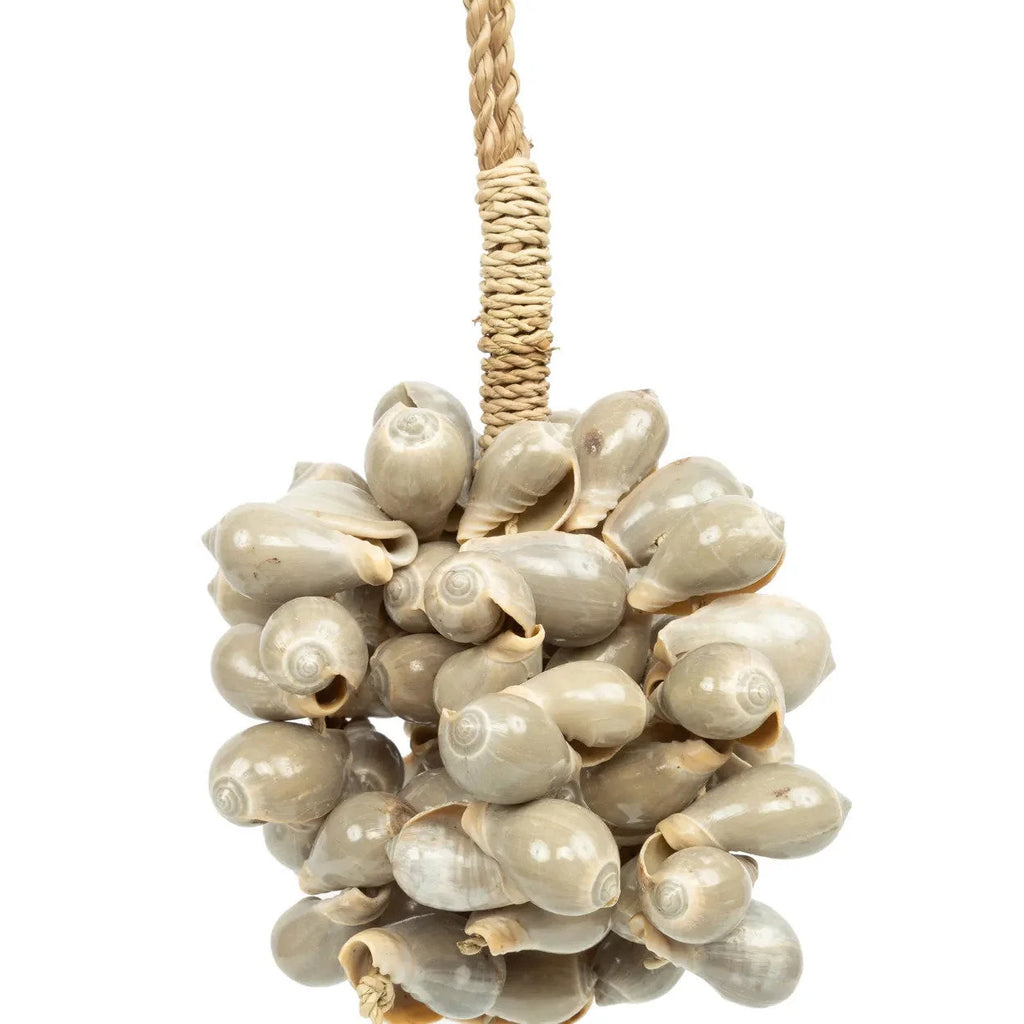Suspension en coquillages beige – Pompon artisanal