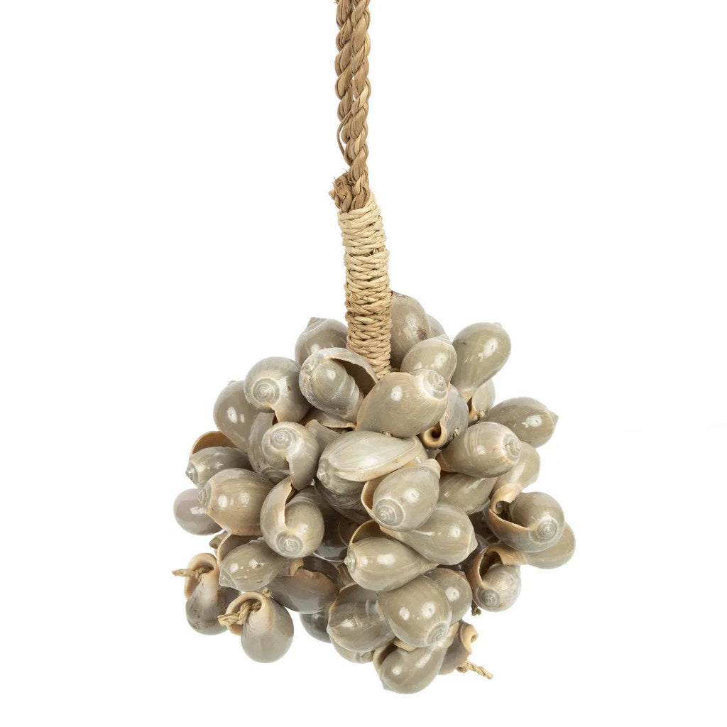 Suspension en coquillages beige – Pompon artisanal