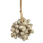 Suspension en coquillages beige – Pompon artisanal