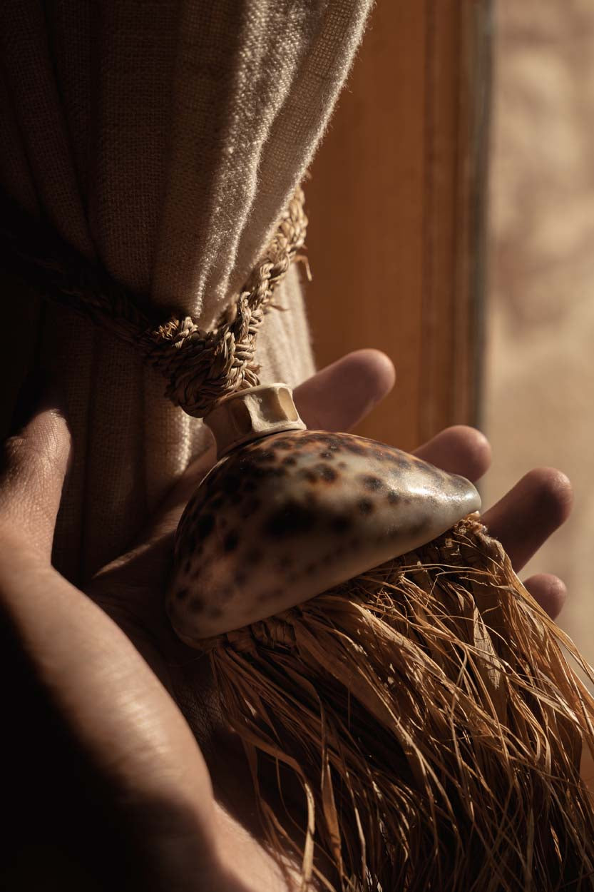Gland décoratif en raphia naturel avec coquillage moucheté