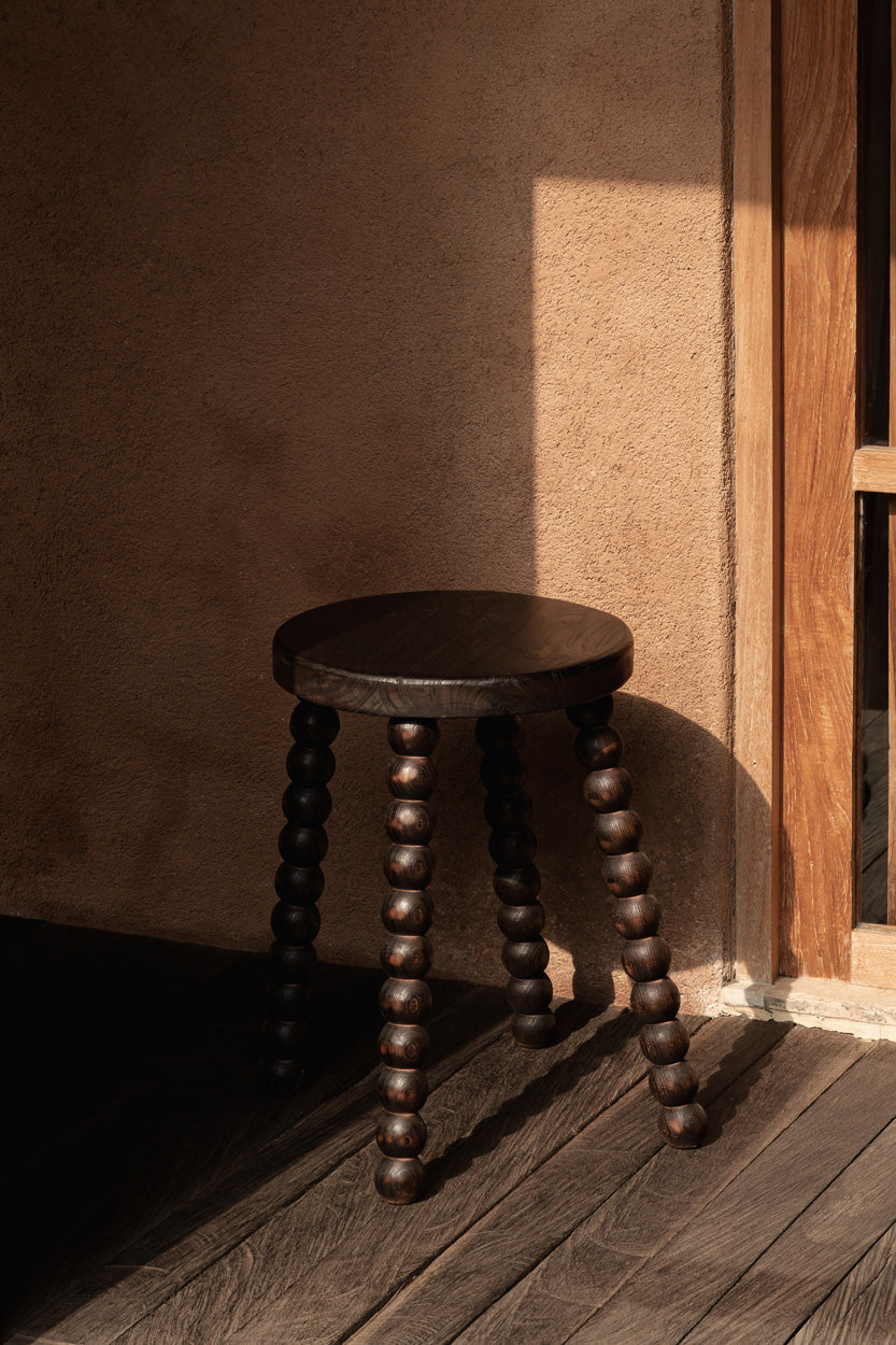 Tabouret de salon bois foncé pieds perlés sculptés massifs – H50 cm